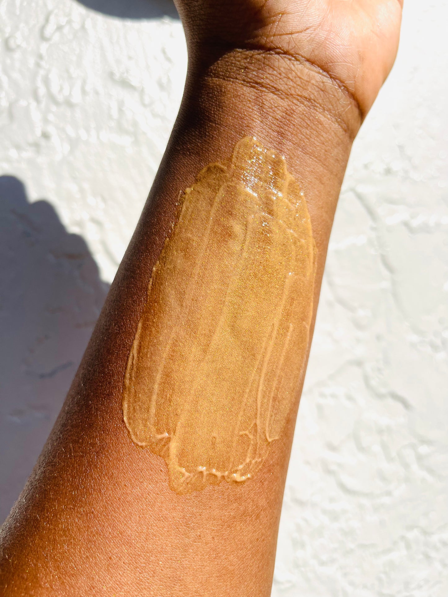 Apply lotion to arms, legs and body, wherever you want to shimmer. Apply generously for a more dramatic effect! Perfect gold glitter for the beach and is glamorous enough for that little black dress Ultra moisturizing lotion helps to keep your skin looking beautiful longer and Perfect for dry Skin.